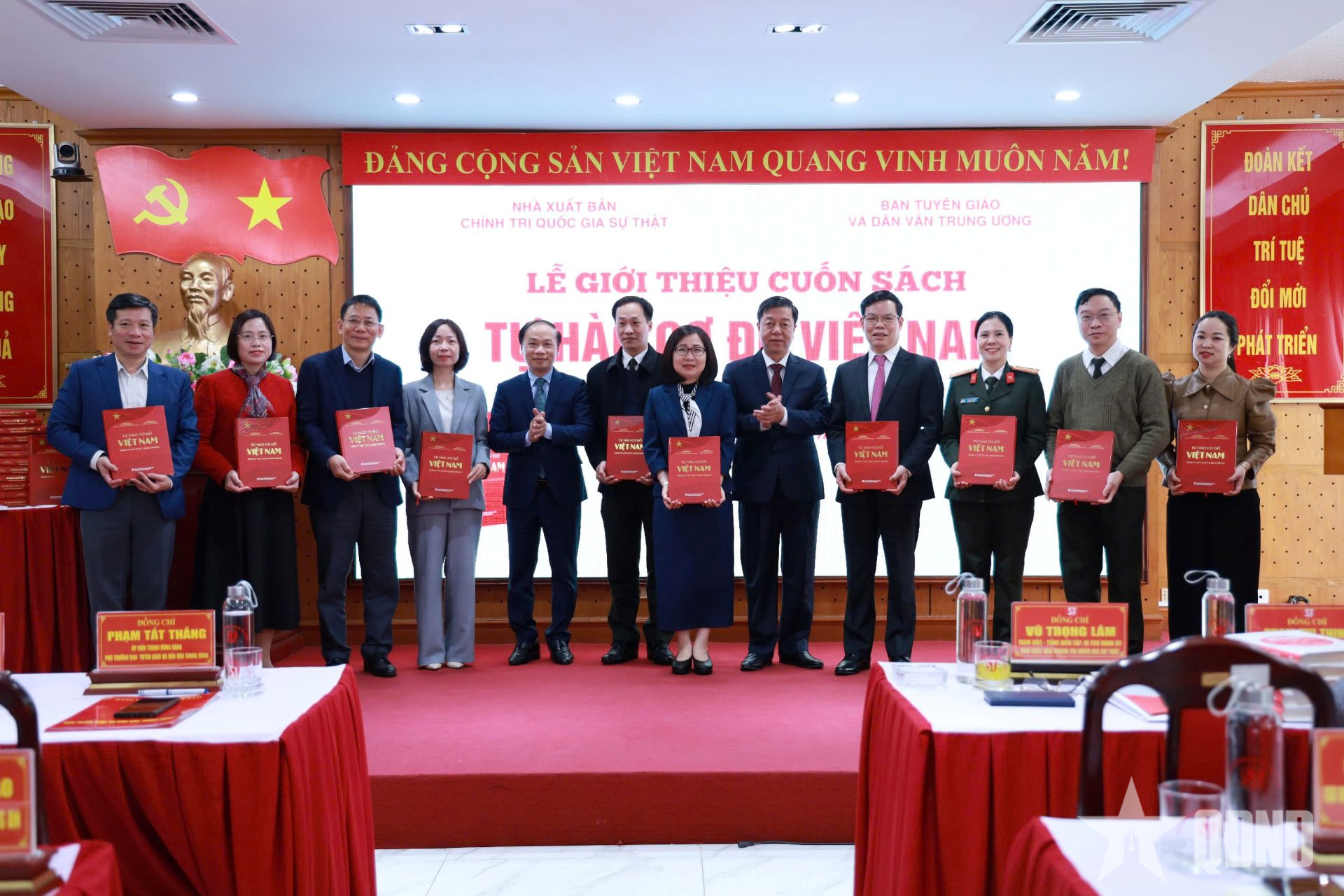 Ra mắt cuốn sách “Tự hào cơ đồ Việt Nam”